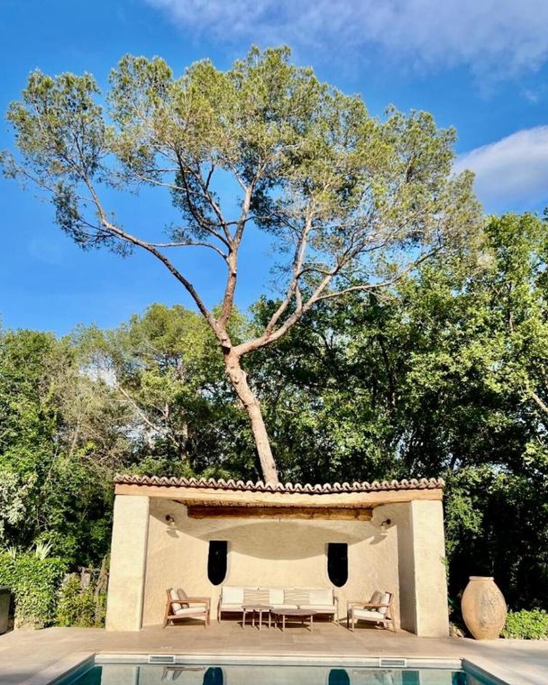 Pavillon de repos sous les pins, au bord de la piscine